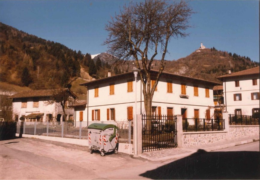 Casa della Basilica - Veduta esterna con chiesa di San Pietro